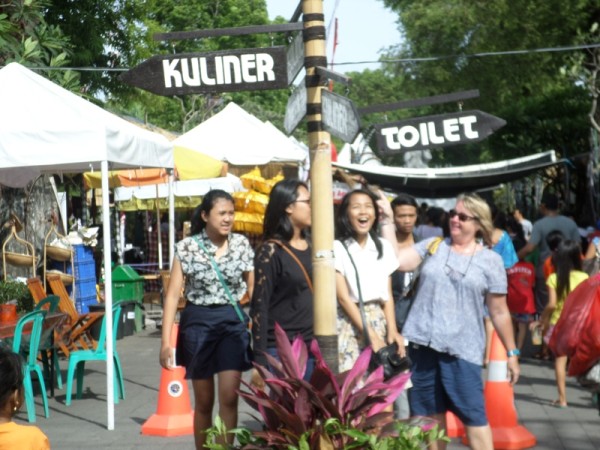 Ajang Denpasar Festival ke-6 mampu menyedot perhatian wisatawan asing. (foto: inilahbali.com)