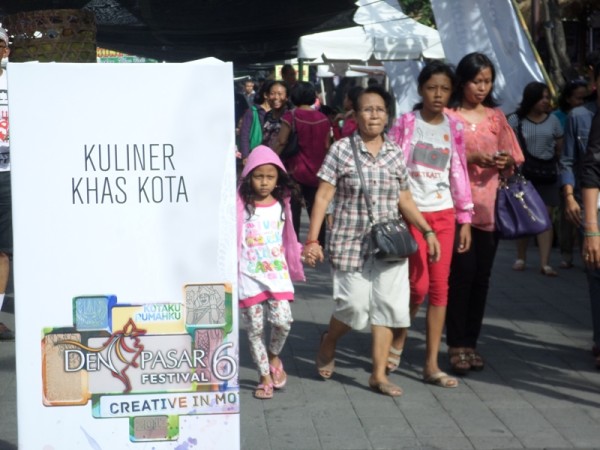 Pengunjung Denpasar Festivalke-6 dimanjakan berbagai pilihan sajian kuliner. (foto: inilahbali.com). 