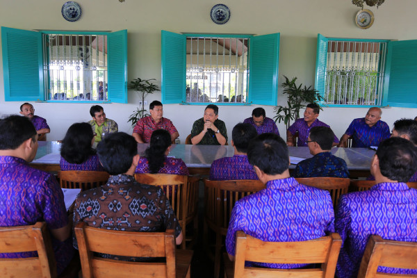 Rapat Koordinasi Kades-Lurah se-Denpasar dipimpin Walikota IB Rai D. Mantra.(Foto: humas Pemkot) 