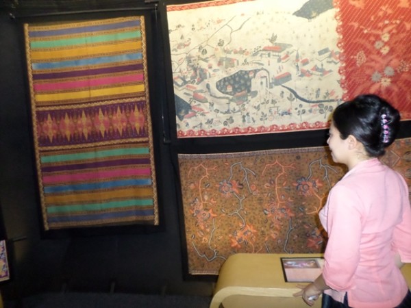 Batik motif  "Ganefo" (kiri) menghiasi koleksi Museum Kain di Kuta Bali. (Foto: inilahbali.com)