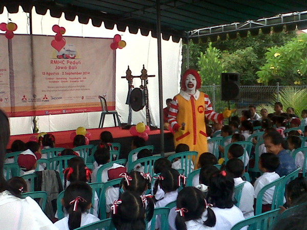 Anak-anak SD di Bali pada rangkaian acara RMHC Peduli Jawa-Bali di McD Kebo Iwa Denpasar. 