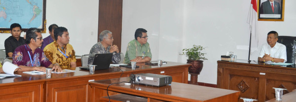 Gubernur Mangku Pastika saat menerima audiensi pejabat PLN terkait perkembangan proyek PLTU Celukan Bawang.