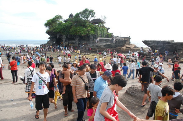 Daya tarik Tanah Lot di Tabanan masih menjadi primadona pariwisata Bali.