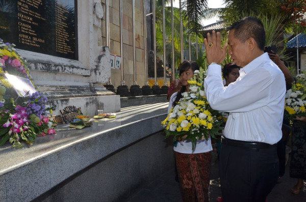 Gubernur Made Mangku Pastika berdoa sebelum tabur bunga di Ground Zero pada peringatan 12 tahun bom Bali I, Minggu (12/10) 2014.