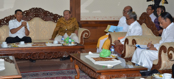 Suasana pembahasan UU Desa di rumah dinas Gubernur Bali Kertha Sabha yang dipimpin Made Mangku Pastika.