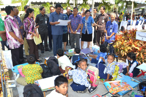Wagub Ketut Sudikerta saat  memperkenalkan tradisi nyastra yang digelar Badan Perpustakaan Nasional di depan Monumen Perjuangan Rakyat Bajra Sandhi.